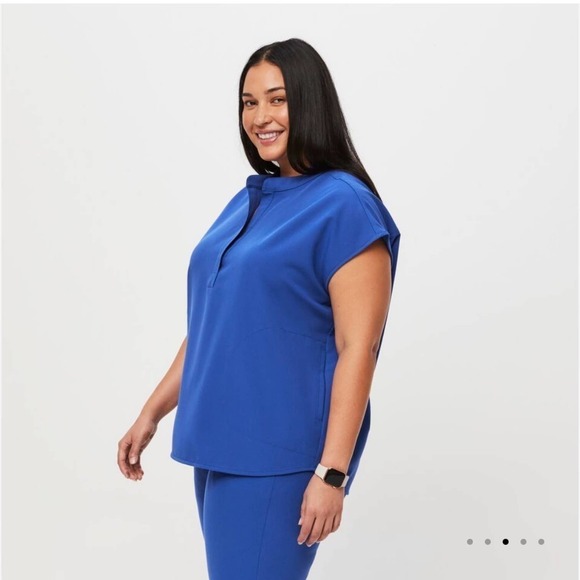 FIGS Rafaela™ Oversized Scrub Top in Winning Blue - Picture 2 of 13